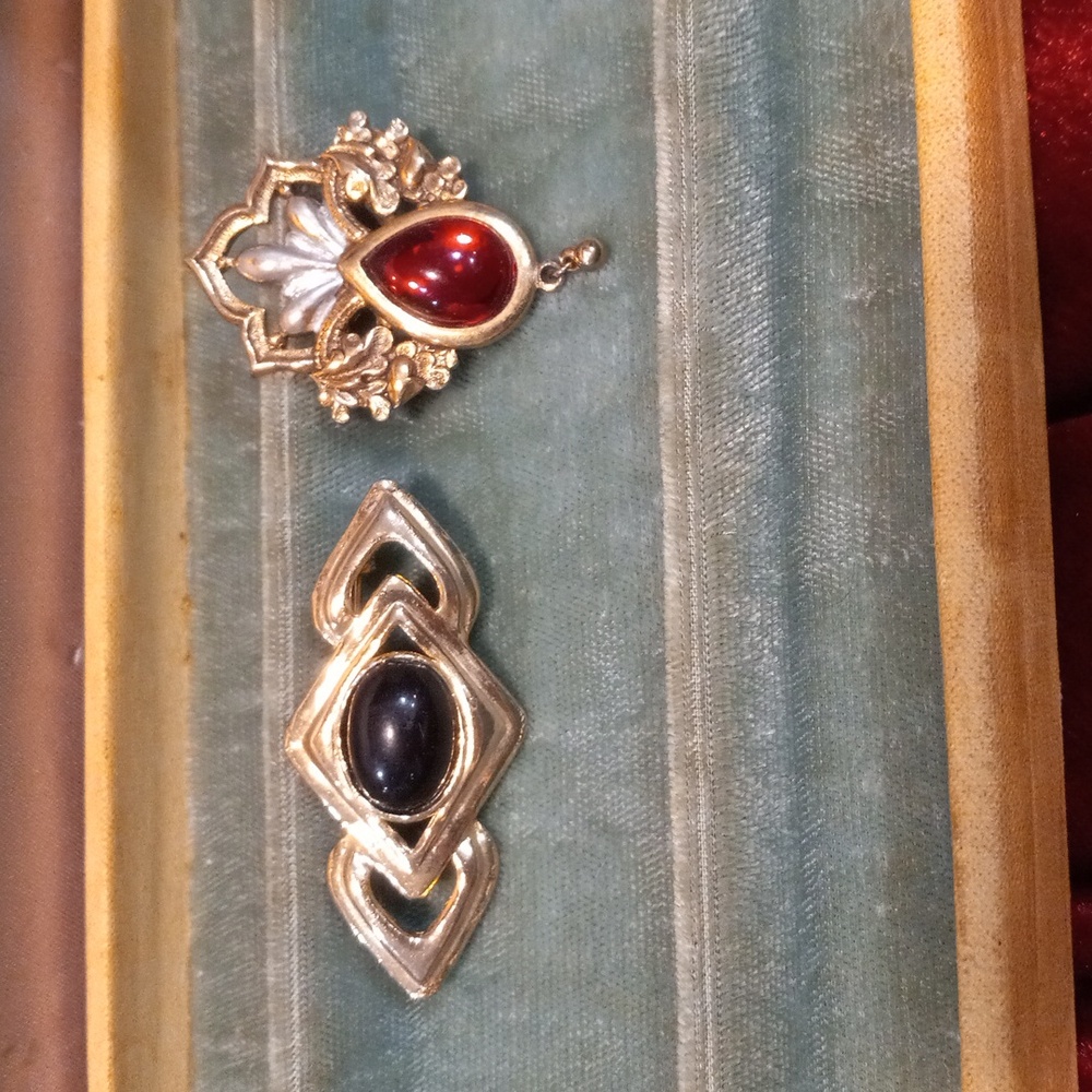 Lot of 2 vintage brooches black red gold